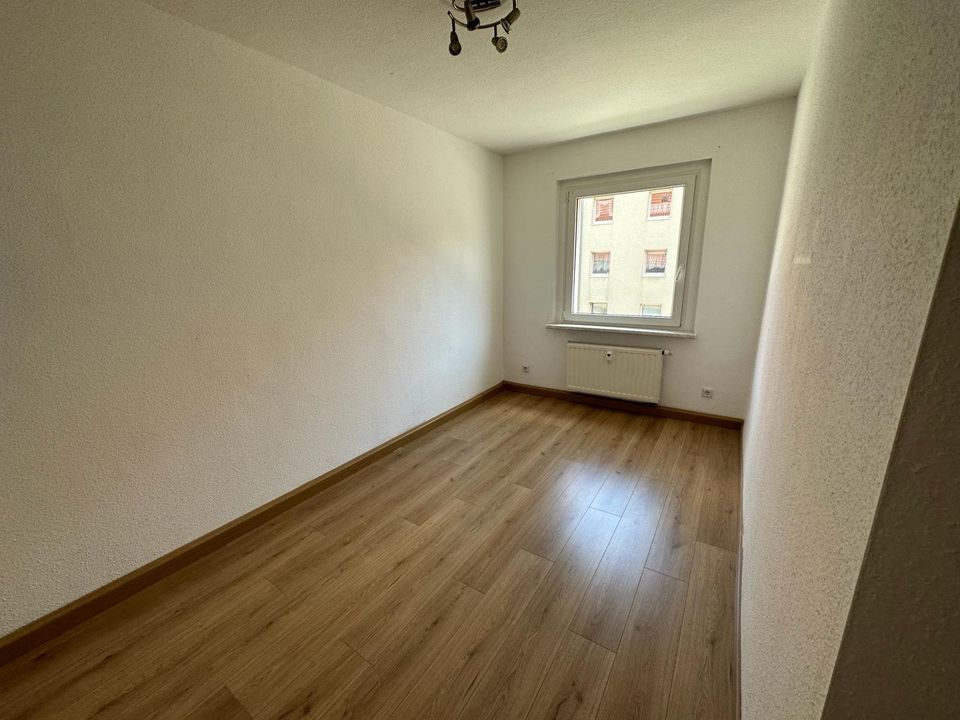 Frisch renovierte 3-Zimmer-Wohnung mit Balkon in sanierter, ruhiger Wohnanlage in Dessau-Roßlau