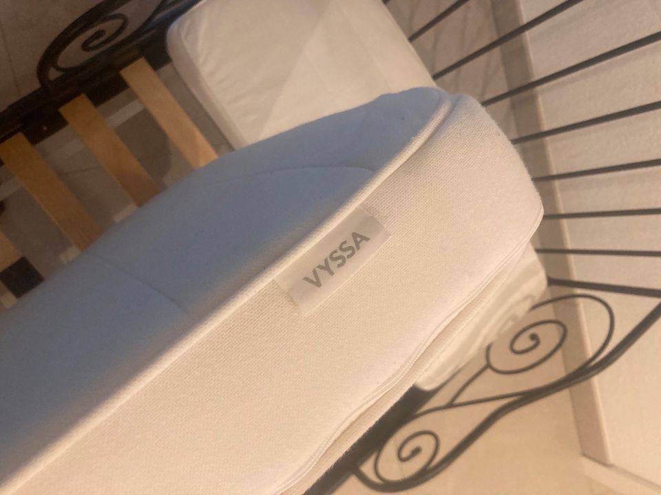ausziehbares Baby-/Kinderbett mit Lattenrost und Matratze I IKEA in Dresden