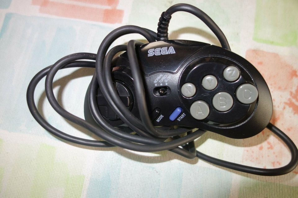 Sega Mega Drive 2 Konsole   und 3  Control Pad und  1 Spiel in Hilpoltstein