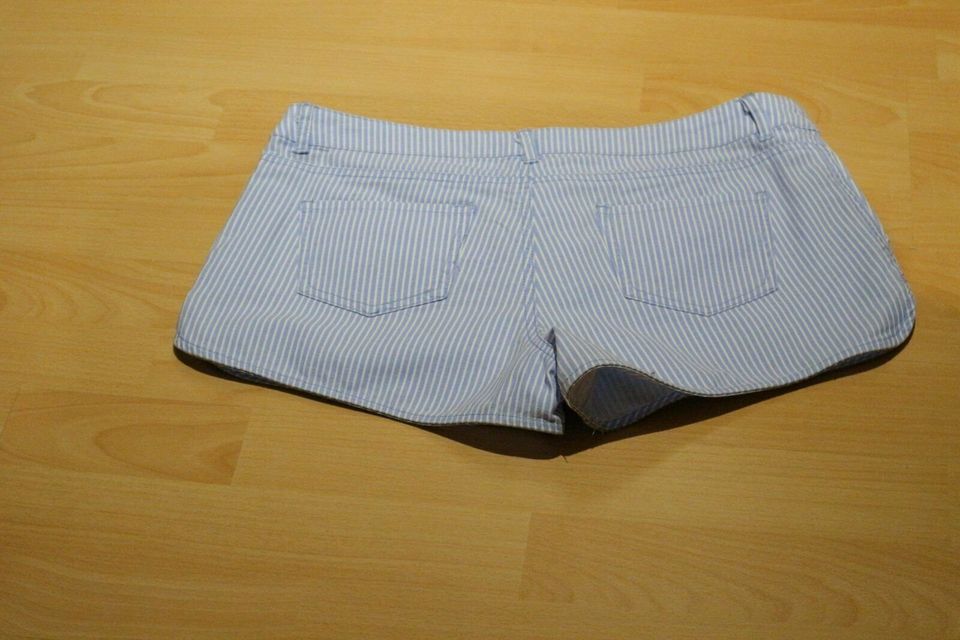 *Damen Shorts*Blaue und weiße Streifen kurze Hose*GR.36* in Oer-Erkenschwick