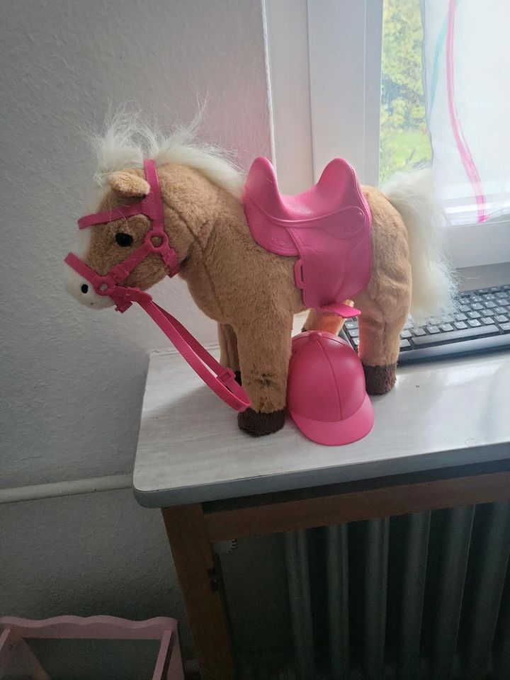Baby Born Pferd mit Reiterhelm in Eschershausen