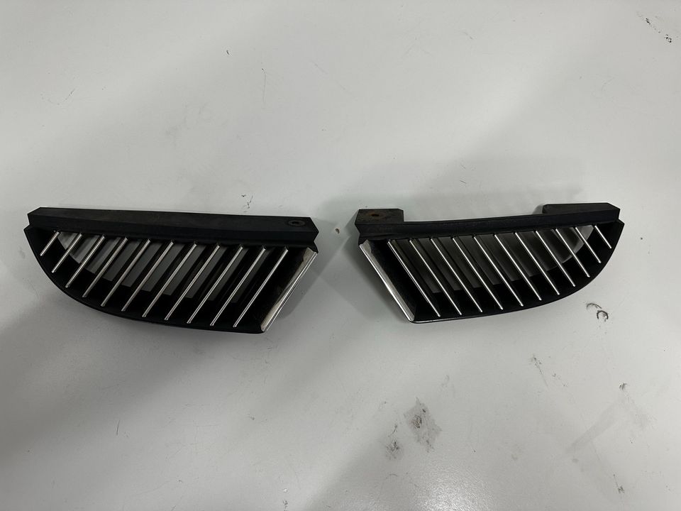 Mitsubishi Colt Grill links rechts 127774 127773 in Bochum