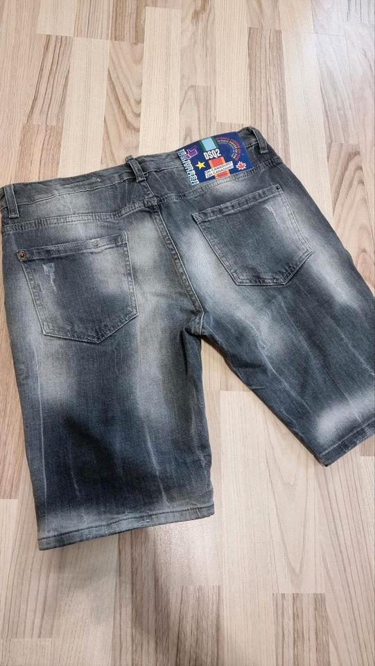 Dsquared2 Shorts Größe 54 Original in Schwerin