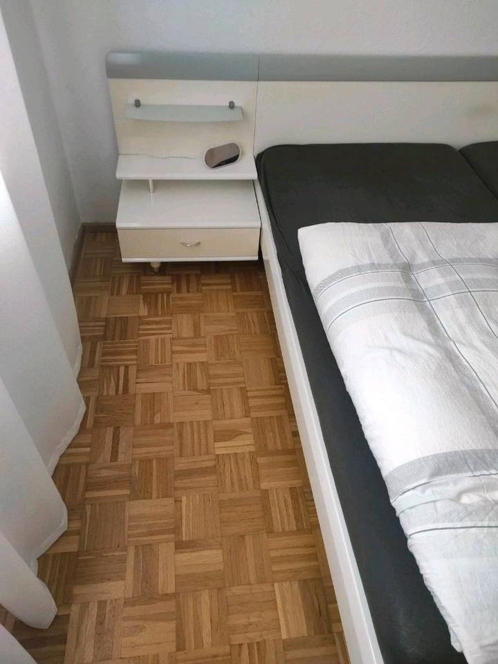 Schlafzimmer Bett mit Nachtkästchen Weiss in Amberg