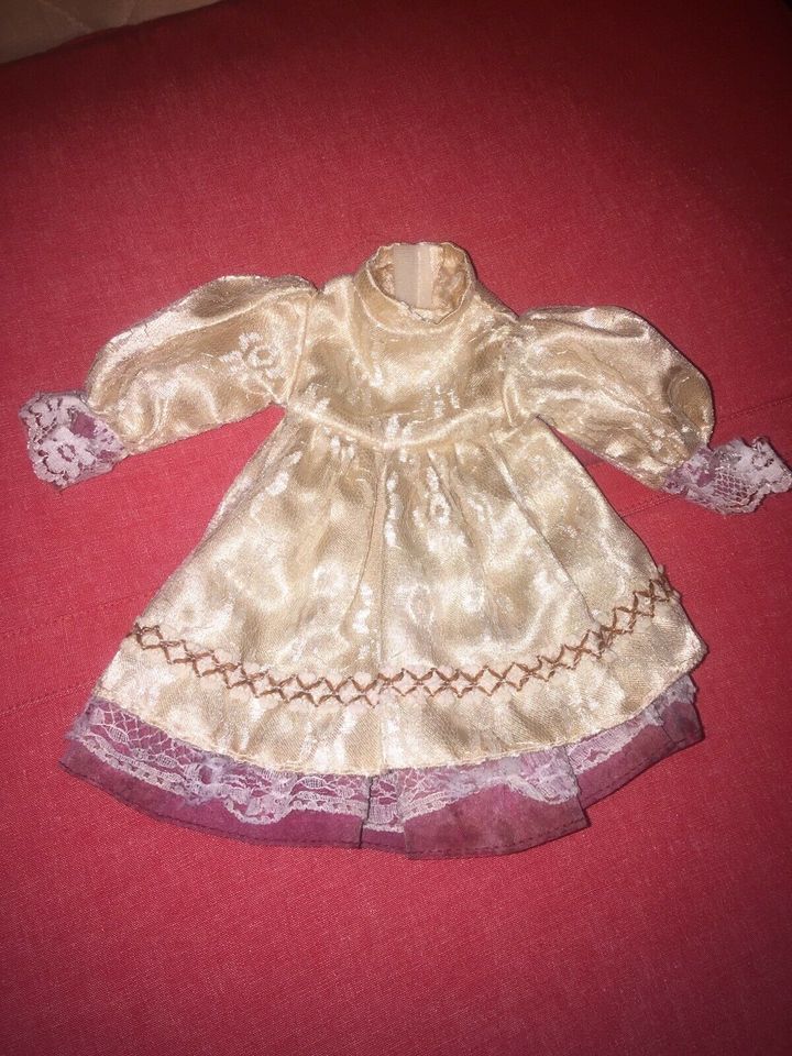 Puppenkleid Goldstoff und Spitze in Kirchen (Sieg)