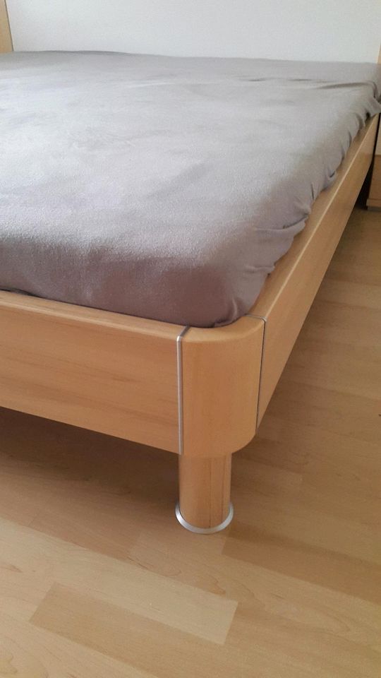 Doppelbett inkl. 2 passende Nachttischschränkchen in Eggolsheim