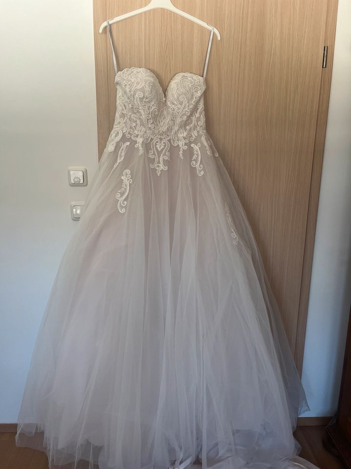 Brautkleid neu und ungeändert in Gauting