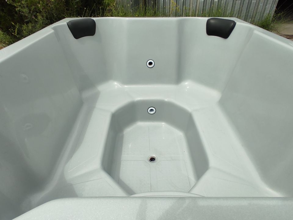 Badefaß Badezuber Jacuzzi 2.0m x 1.7m x 1m Massage inkl.Versand in Stuttgart