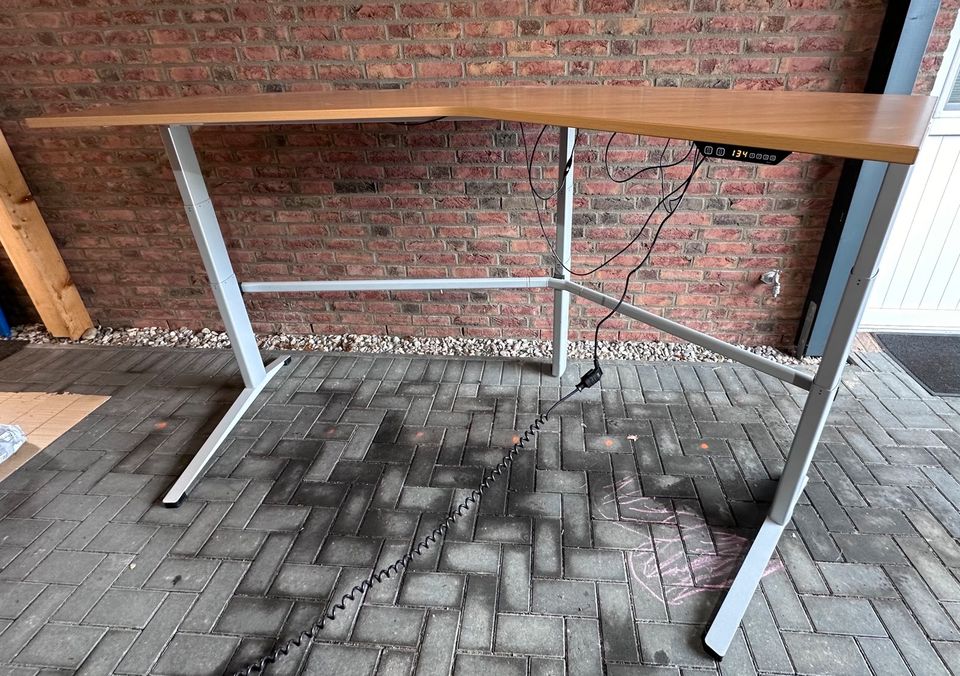 Elektrisch höhenverstellbarer Schreibtisch mit viel Platz in Brokstedt