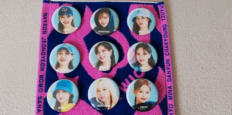 Twice - Japan - Ready To Be in Japan Badge Set !!! in Goldbeck