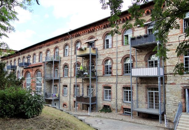 Blick auf die idyllische Grünanlage, Wohnung mit Balkon, Fahrstuhl, großer Duschbereich in Calbe (Saale)