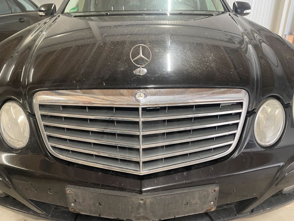 Mercedes Benz W211 Facelift Motorhaube Grill in Erfurt