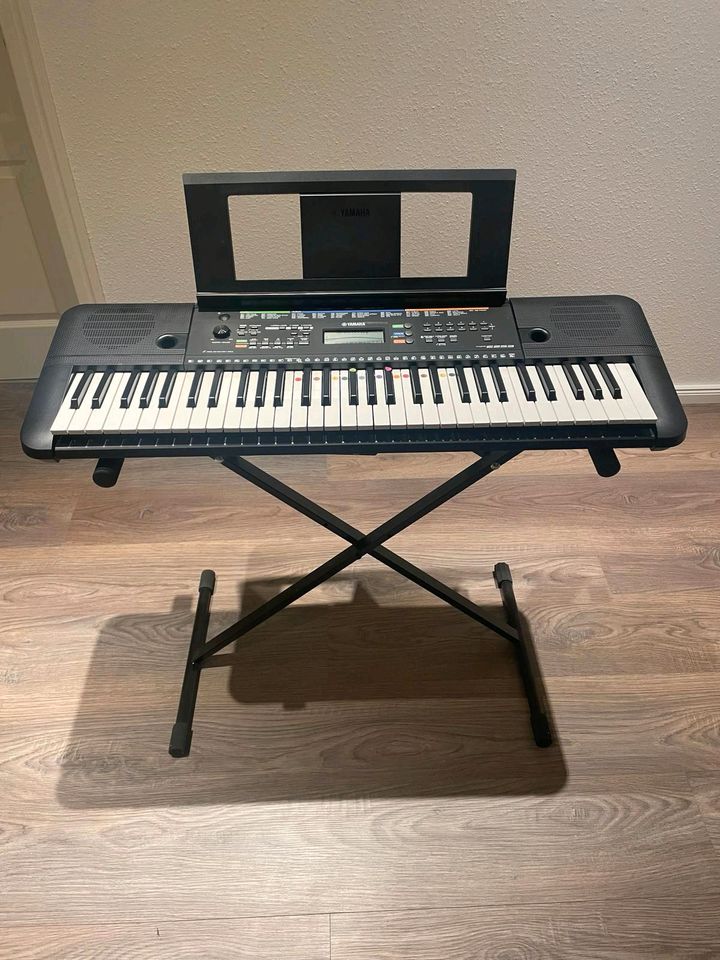 Keyboard yamaha PSR-E253 mit Standfuß in Hemmoor