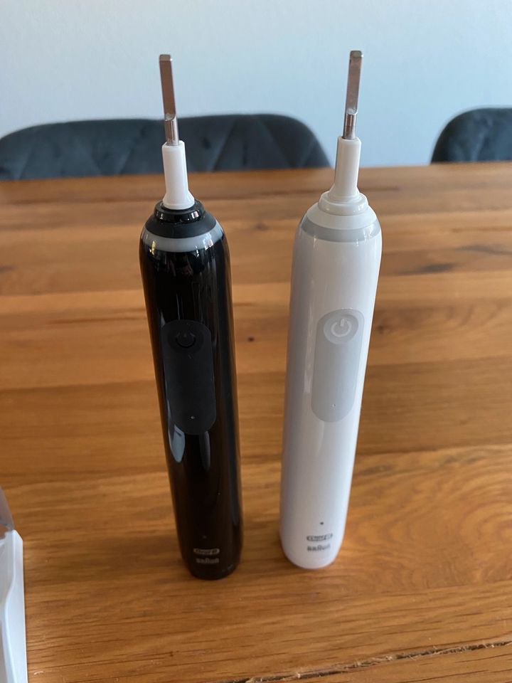 2x Oral B Braun elektrische Zahnbürste mit Anzeige und Aufsätzen! in Lörrach