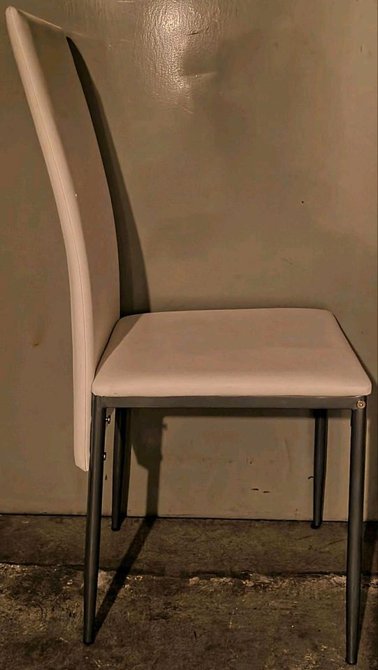 2 gepflegte elegante weiße Stühle Lederimitat. Zustand perfekt in München