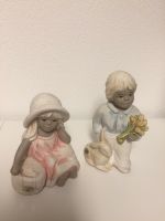 2 Alice Figuren | Mädchen sitzend | Junge stehend mit Hase Hessen - Neuhof Vorschau