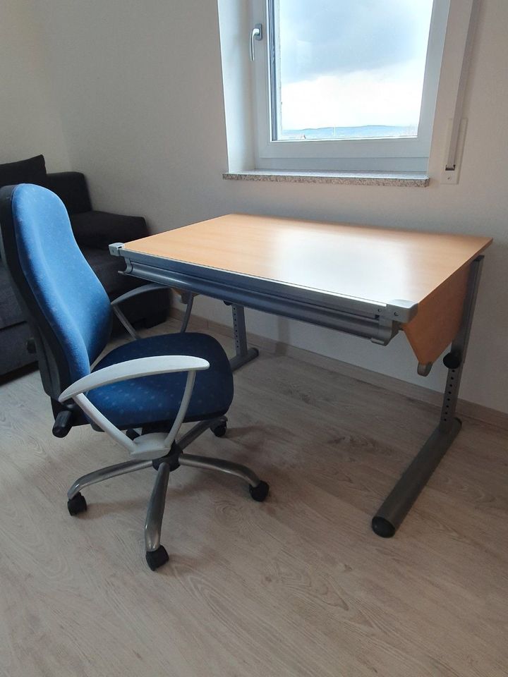 Schreibtisch, Schülerschreibtisch, Arbeitstisch mit Bürostuhl in Eggolsheim