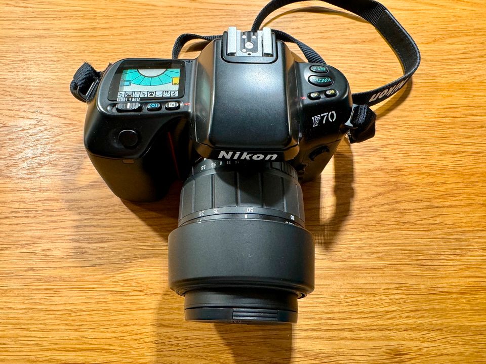 Nikon F70 Spiegelreflexkamera mit Sigma-Objektiv 28-80 mm in Hamburg