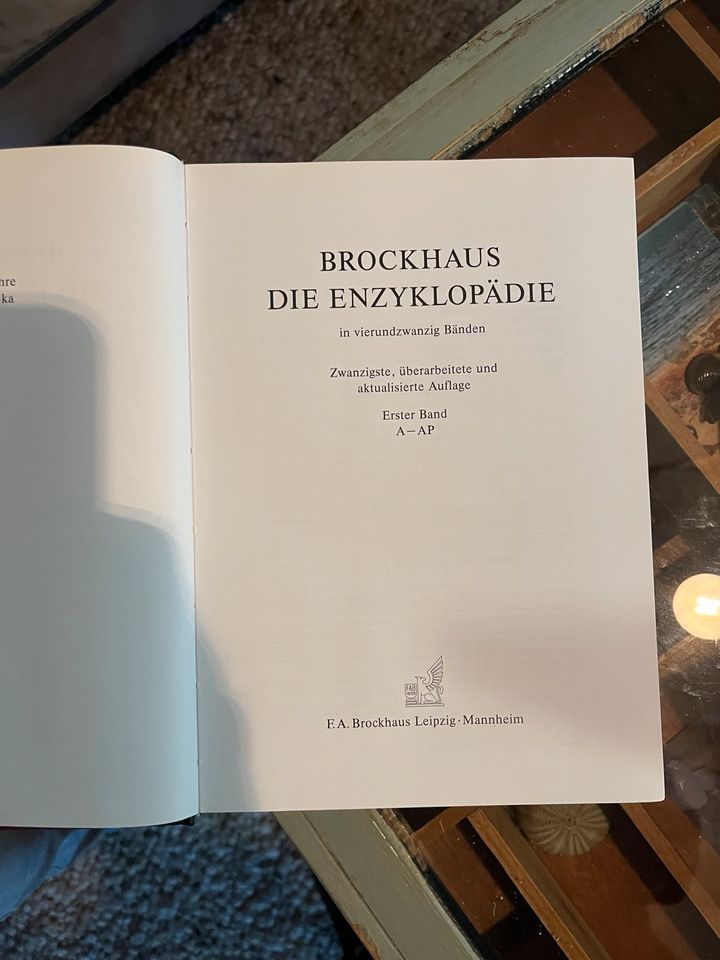Brockhaus 20te überarbeite Auflage in Leder mit Goldschnitt. in Berlin