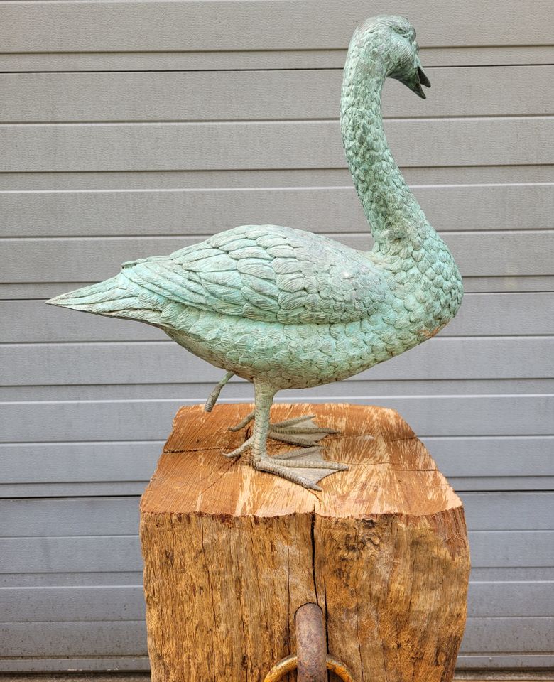 Bronze kunstwerk eines Goose figur statue in Brüggen