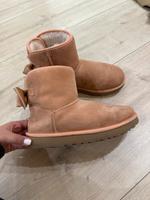 Ugg Boots Stiefel Herbst Lachs rosa Schleife 40 Schuhe Nordrhein-Westfalen - Lüdenscheid Vorschau