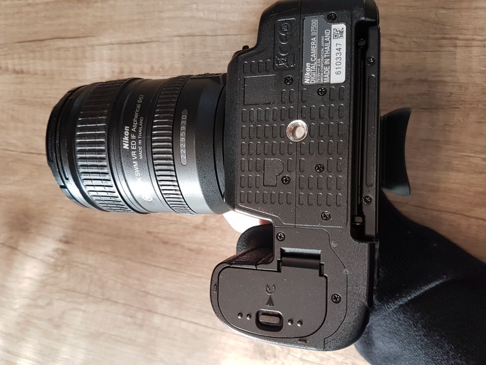Nikon DSLR D7500 + NIKKOR 16-85mm + NIKKOR 24-70mm + Buch in Bad Lippspringe