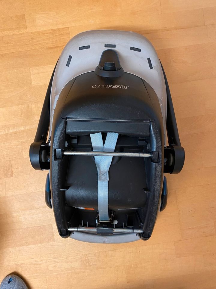 Maxi Cosi Pebble Plus und 2wayFix Isofix Basisstaion in Eichenau