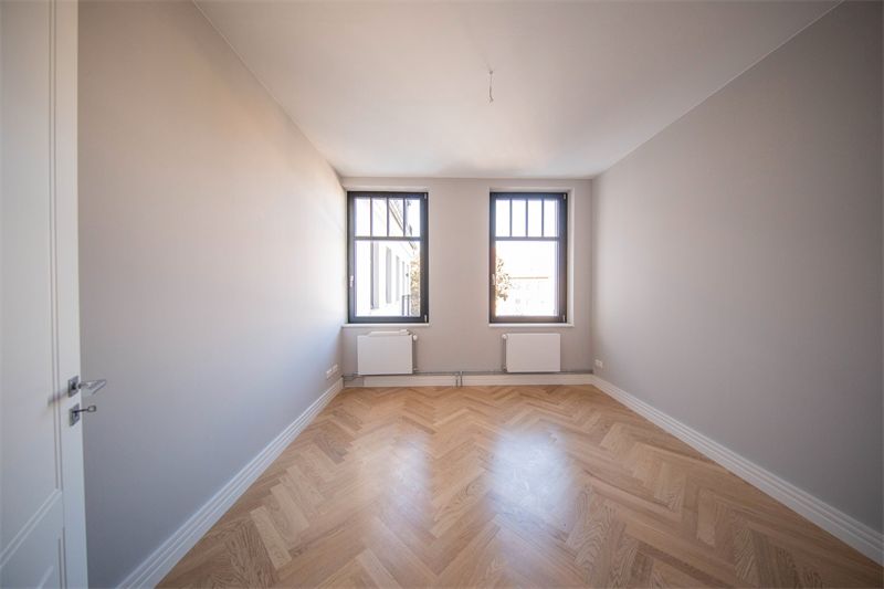 HOCHWERTIGE 3-ZI.-ALTBAUWOHNUNG - mit großem SONNENBALKON- IN TOPMODERNISIERTEM ALTBAU-dicht SPREE! in Berlin