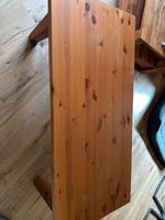Kleinen Tisch aus Massivholz. Kleine Gebrauchsspuren. Nordrhein-Westfalen - Altena Vorschau