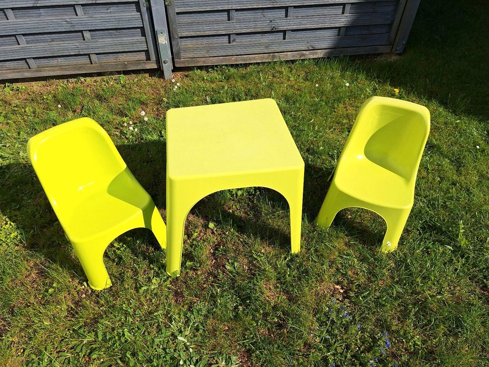 Ikea Kinder-Plastiktisch und 2 Stühle grün in Rehau