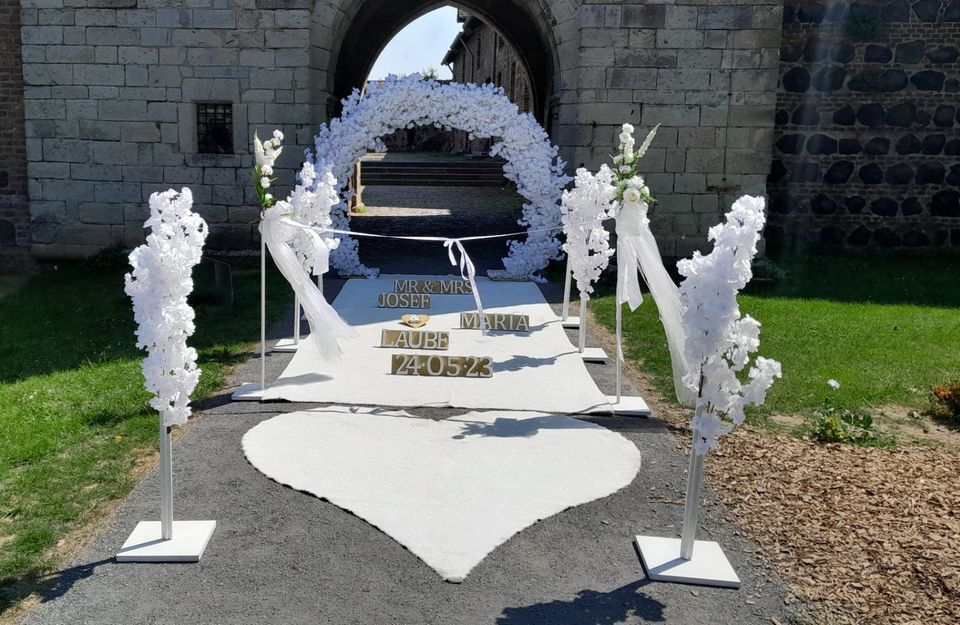 Hochzeitstauben, Hochzeitsbogen,  handzahme Fototauben, Event in Dormagen