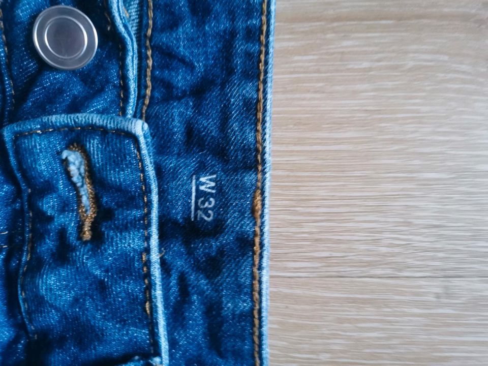 Drei Jeans Shorts 44-46 in Amöneburg