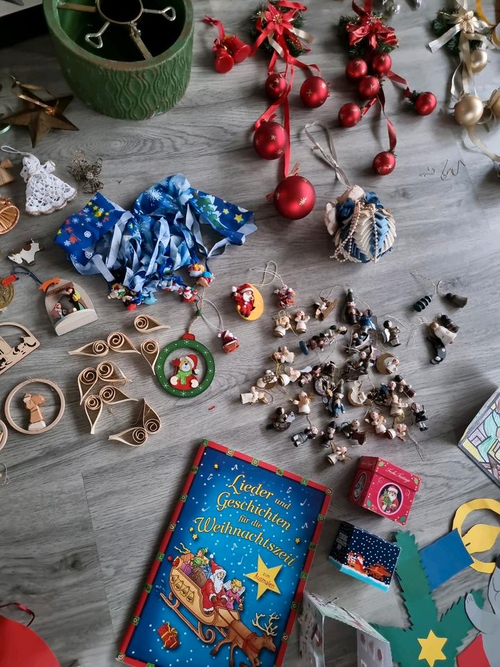 Weihnachten Baumständer Kugeln Deko Figuren Adventskalender uvm. in Friedrichshafen