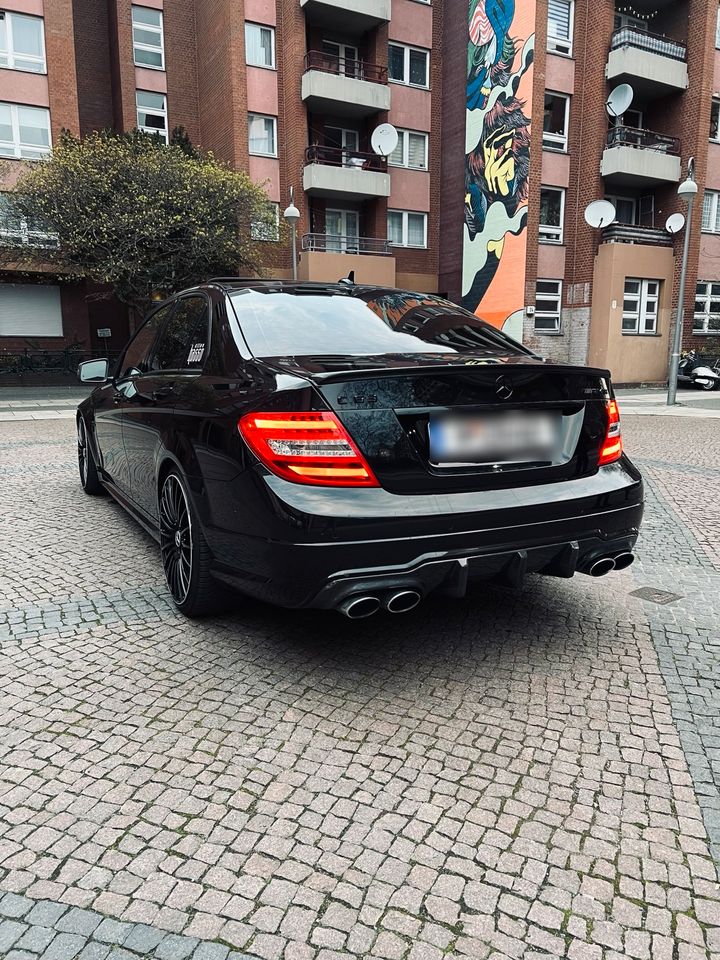 MERCEDES BENZ C 63 AMG V8 SAUGERMOTOR ! in Berlin