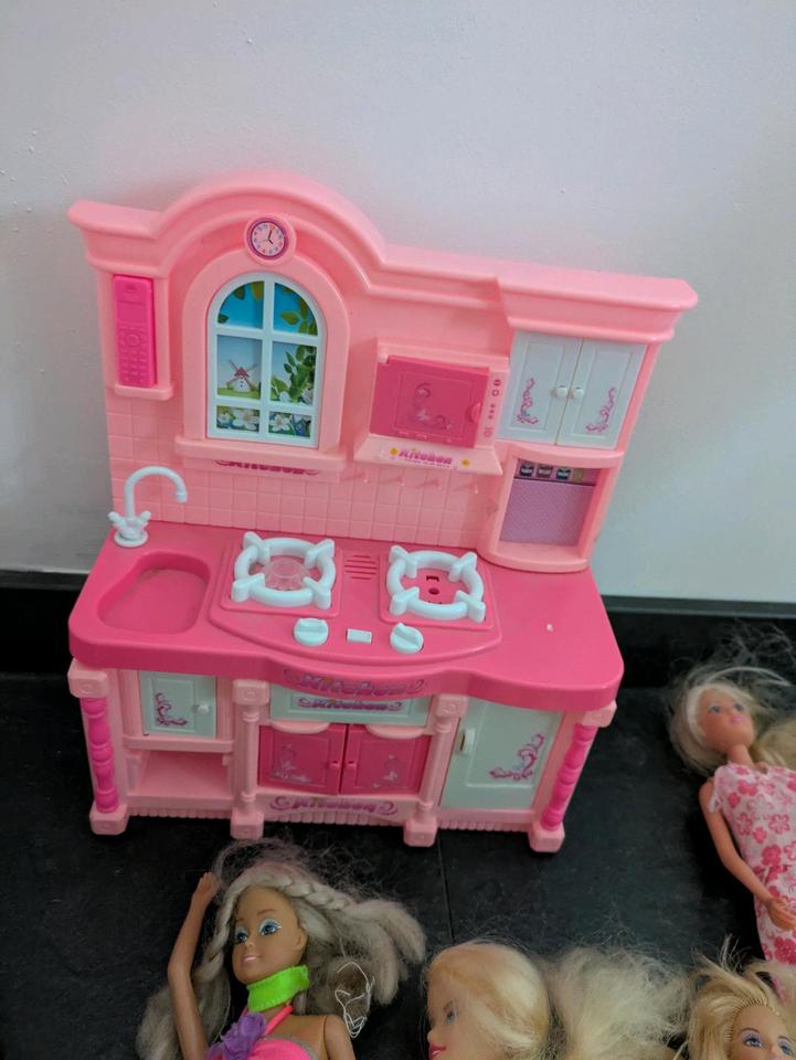 12 Barbies und andere Puppen inklusive Kleidung und Küche in Kissing