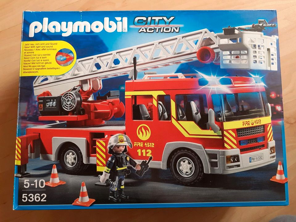 Playmobil Feuerwehr Leiterfahrzeug mit Zubehör in Niederfüllbach