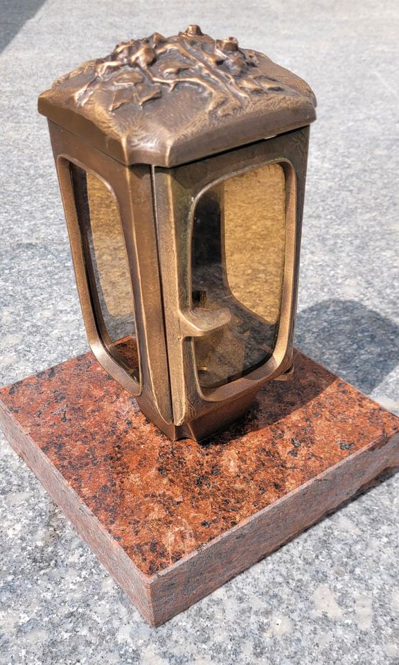 Grablampe aus Bronzeguss mit Sockel in Kelkheim