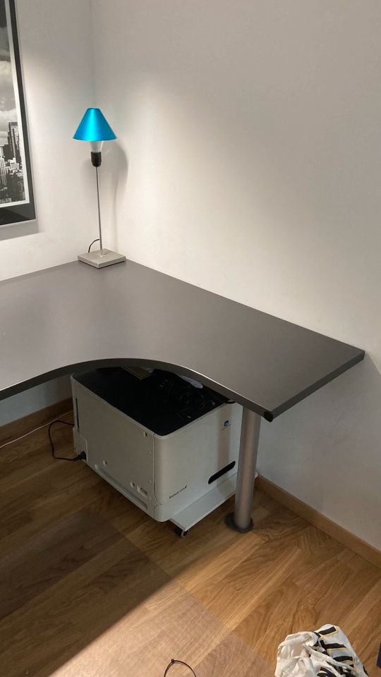 Schöner und stabiler Schreibtisch, dunkelgrau in Düsseldorf