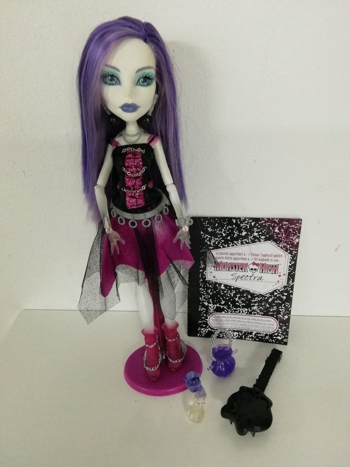 Monster High Basic Howleen Nefera Draculaura clawd lagoona holt in Langenfeld