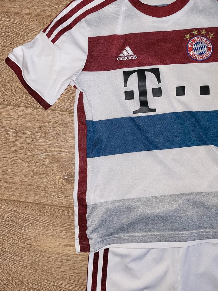 Adidas shirt t Shirt und Hose FC Bayern München 152 in Miltenberg