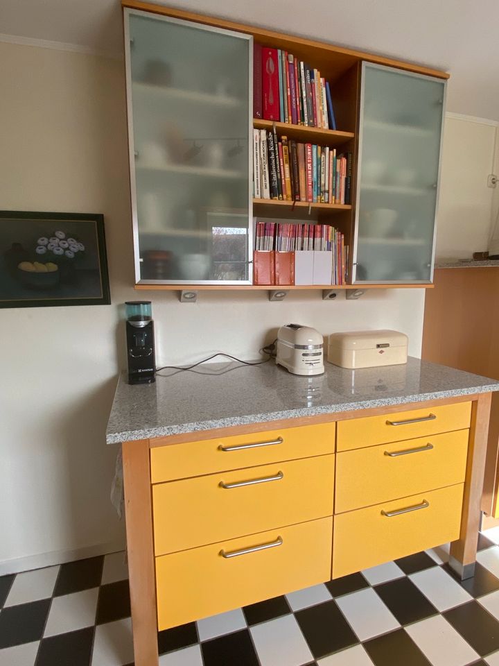 Küchenschrank mit Granitarbeitsplatte und passendem Hängeschrank in Peterswald-Löffelscheid