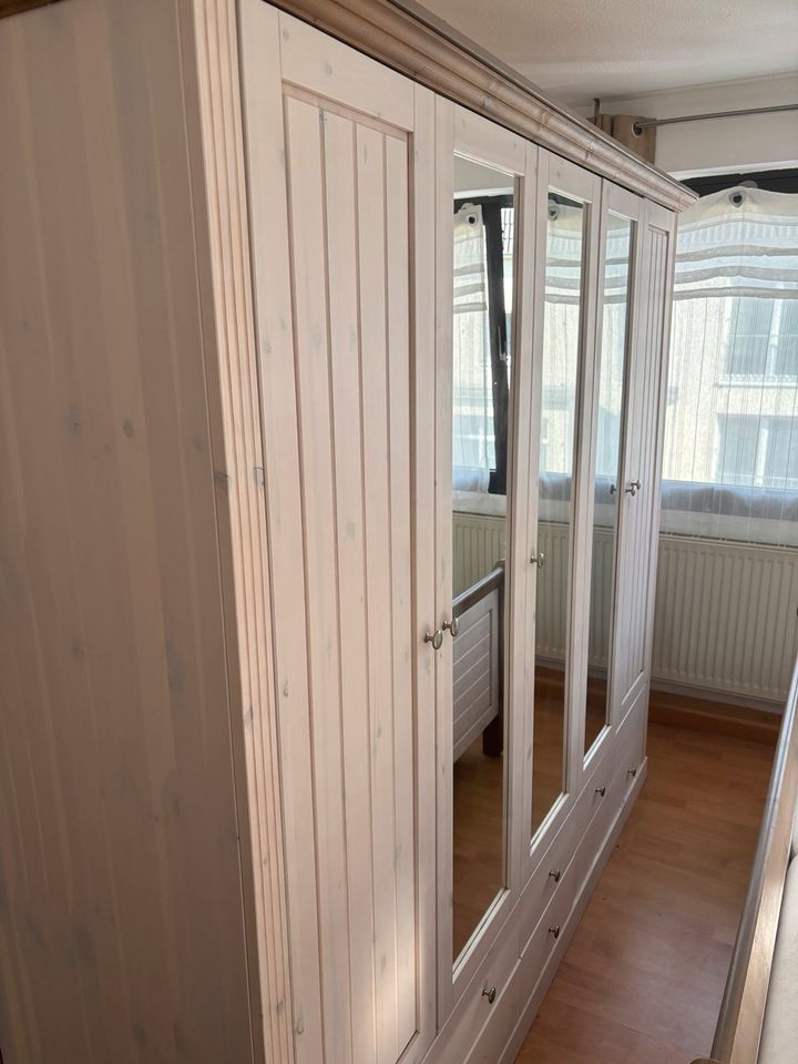 7 teiliges Schlafzimmer Schrank Bett Kommode Lattenrost Tischchen in Köln