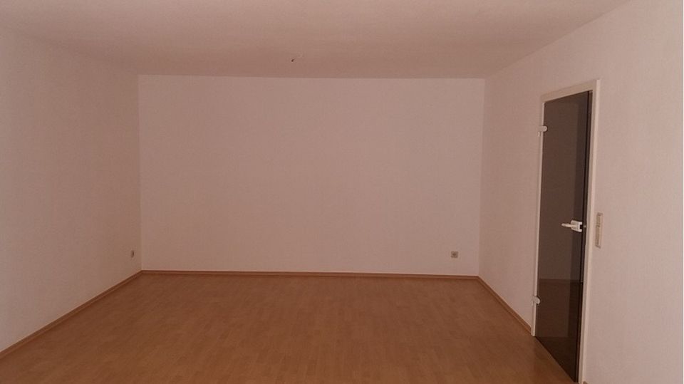 Helle Wohnung mit überdachtem Balkon, Tiefgarage und Gäste-WC in Saarbrücken