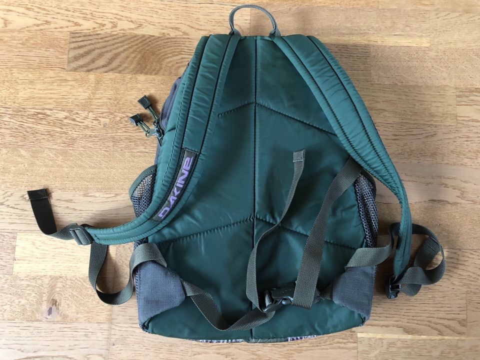 Dakine Rucksack grün Blätter/ Fleur florales Muster unisex in München