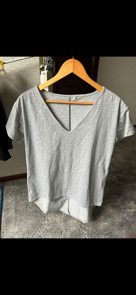 Basic Shirt grau mit V-Ausschnitt Gr. L in Appen