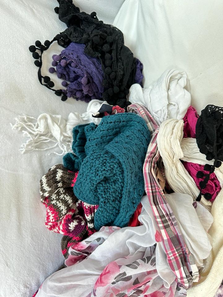 Diverse Tücher, Schals edc, Cecil, Street one,.... 1 € pro Stück in Bad Bederkesa