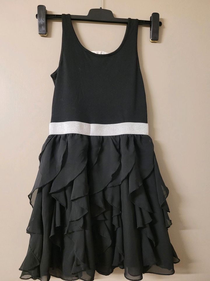 Festliches Kleid in gr.158 im Farbe schwarz von H und M. in Emmendingen