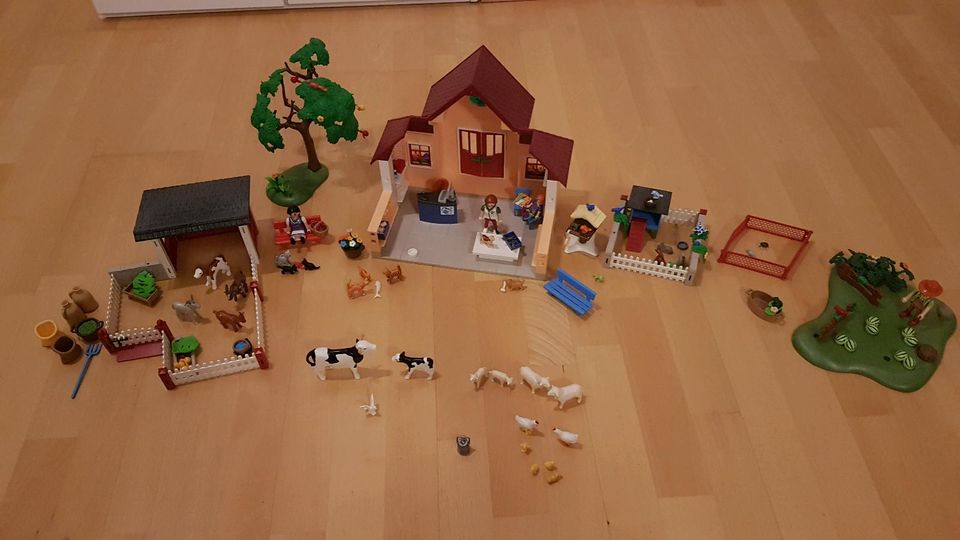 Playmobil Tierklinik mit zusätzlichen Tieren und Zubehör in Ratingen