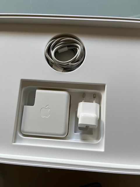 MacBook Pro 13" 8 GB Arbeitsspeicher 512 GB Laufwerk space gray in Köln