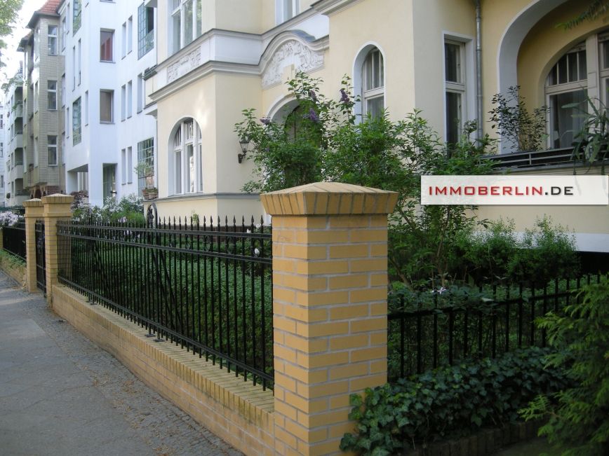 IMMOBERLIN.DE - Toplage! Tolle Altbauwohnung mit Südwestbalkon + -terrasse auf 2 Etagen in Berlin